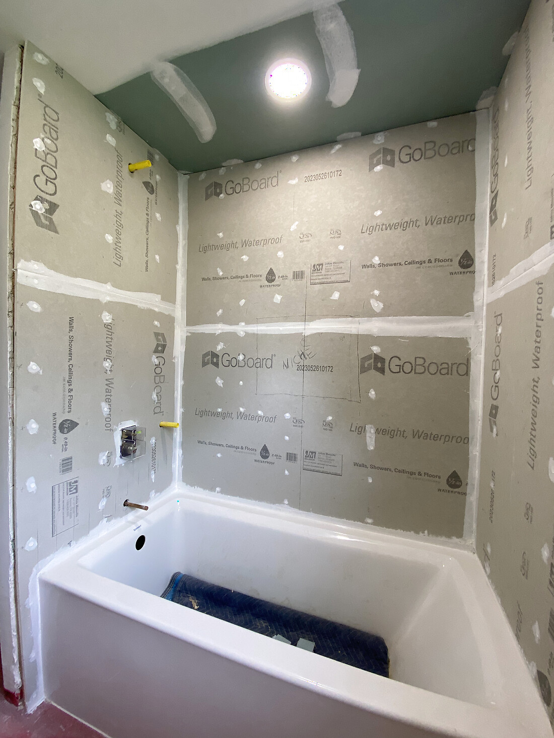 The same alcove waterproofed with GoBoard, ready for tile
